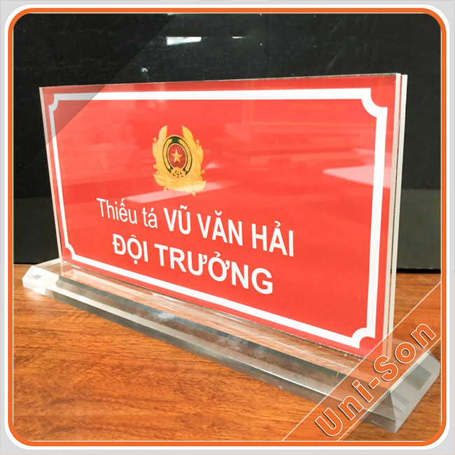 sản xuất bảng tên chức danh để bàn giá tốt